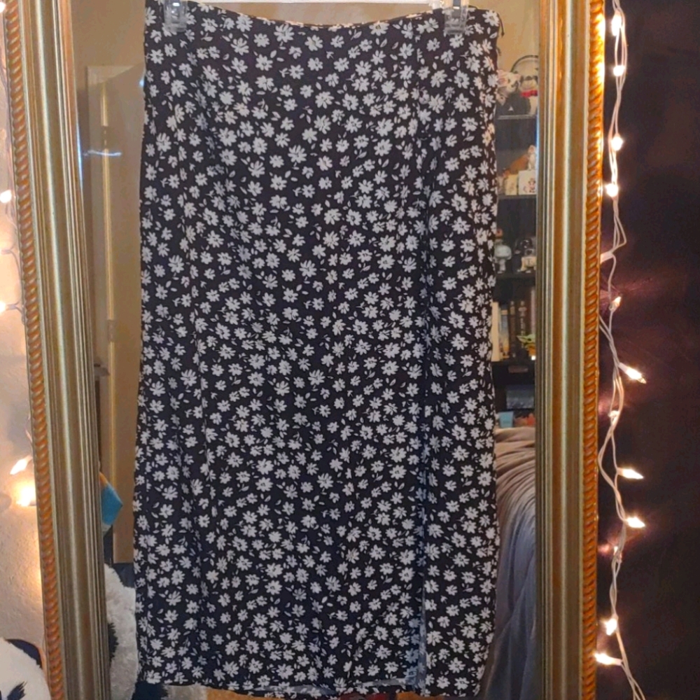 Daisy pattern mid length skirt